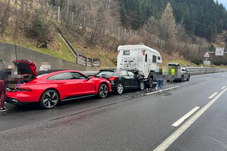 Wassen UR -  Rund 100'000 Franken Sachschaden nach Auffahrkollision auf der A2 Richtung Süden
