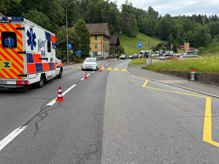 Neuägeri ZG – Fussgängerin bei Unfall erheblich verletzt