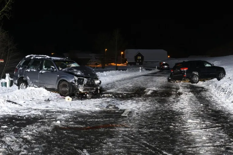 Wiggen LU - Vier Personen nach Unfall auf schneebedeckter Strasse verletzt