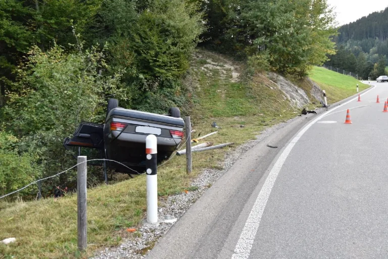 Trogen AR - Mercedes landet auf dem Dach 