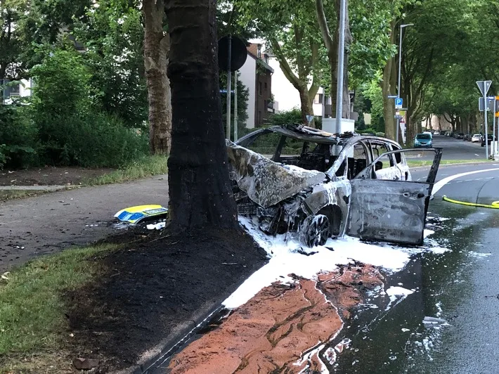 Horrorunfall in Wattenscheid - Polizeiauto bei Einsatzfahrt verunglückt!