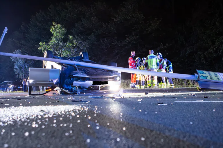 Iserlohn NW – BMW überschlägt sich bei Alleinunfall