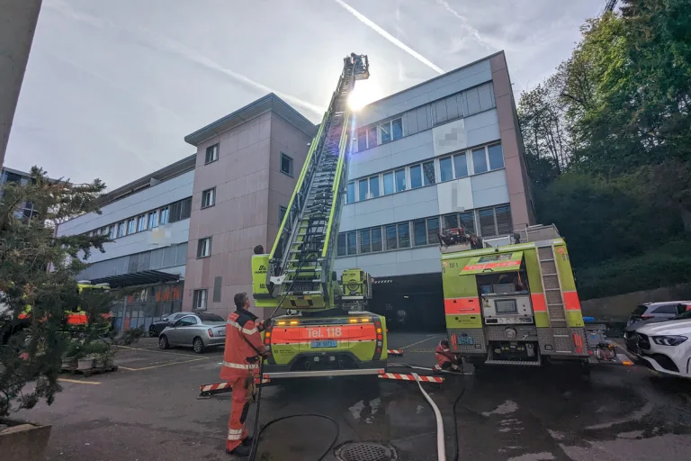 Zürich - Kaminbrand in einem Büro- und Gewerbegebäude