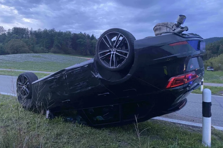 Würenlos AG - Auto nach Kollision auf Dach gelandet