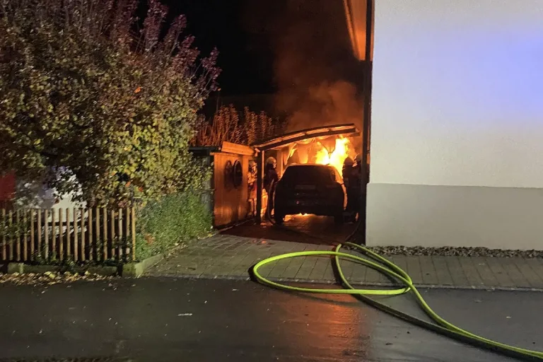 Hölstein BL - Fahrzeugbrand in der Nacht erfordert Feuerwehreinsatz