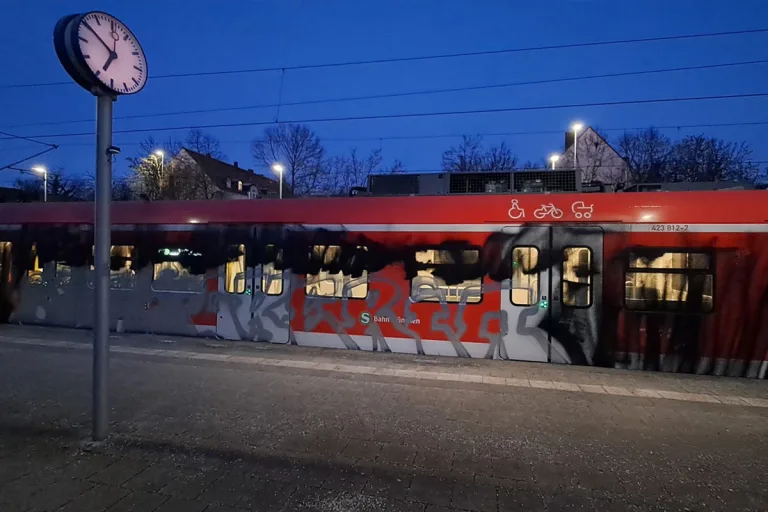 Markt Schwaben – S-Bahn mit Graffiti großflächig besprüht