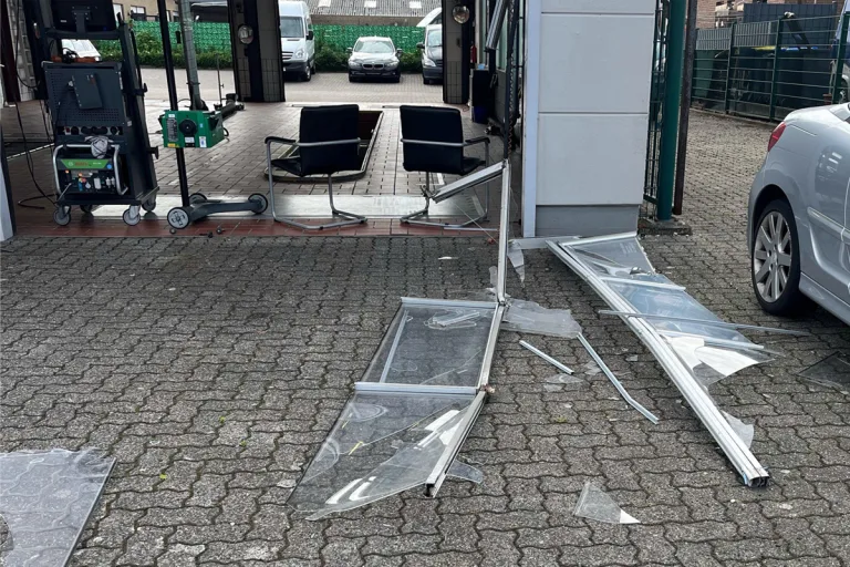 Dülmen NW – Fahrer (89) beschädigt Hallentor und zwei Autos