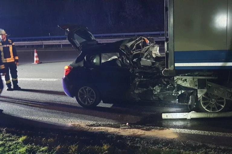 Königswinter: PKW fuhr unter LKW - Verkehrsunfall auf der Autobahn A3
