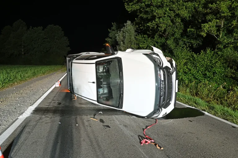 Pfaffnau LU – Pickup kippt bei Unfall auf die Seite