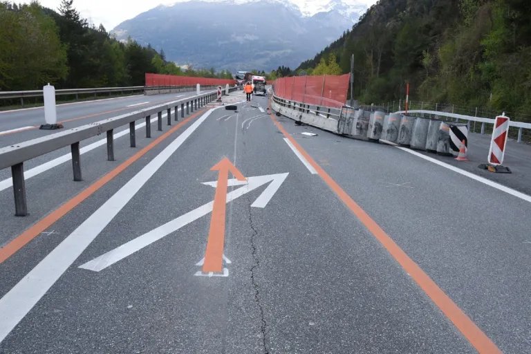 Rothenbrunnen GR - Spektakulärer Selbstunfall auf der A13 Baustelle