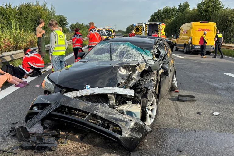 A26 Dollern NI – Zwei Verletzte bei Unfall mit drei Fahrzeugen