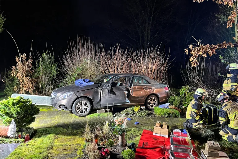 Essen – Fahrer (84) durchbricht Friedhofszaun bei Unfall