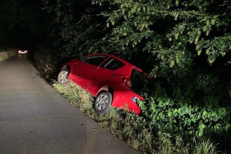 Dormagen NRW – Polizei bittet um Hinweise zu verlassenem Auto im Straßengraben