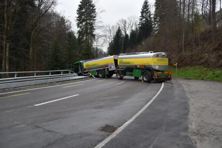 Niederteufen AR - Strasse nach Unfall gesperrt