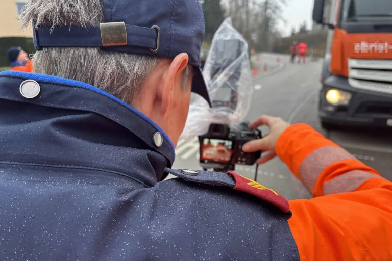 Zollikerberg ZH – Frau von Lastwagen angefahren und schwer verletzt