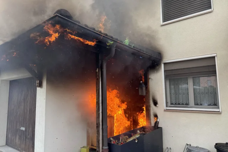 Rapperswil-Jona SG – Einfamilienhaus fängt Feuer