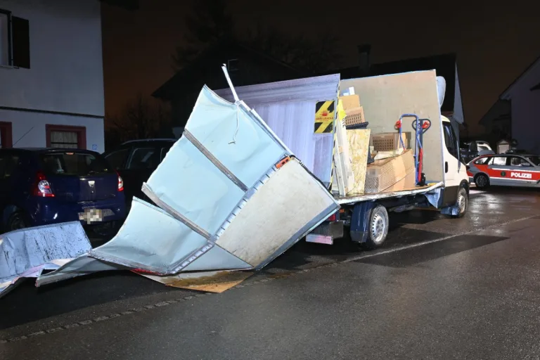 Unfall in Buchs SG - Fahrunfähig mit Lieferwagen in Unterführung geprallt und weitergefahren