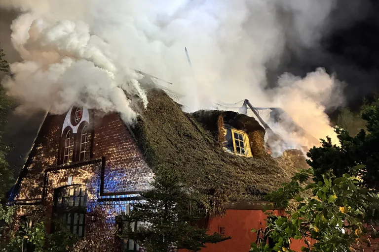 Schenefeld – Historisches Reetdachhaus bei Brand zerstört