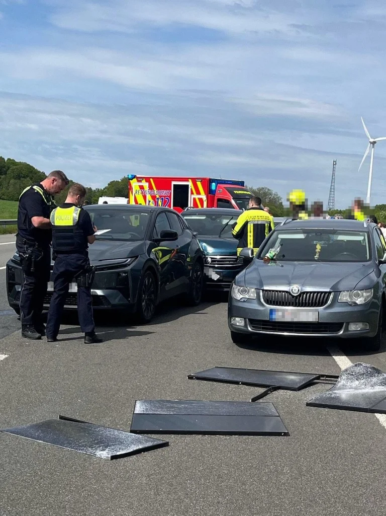 A2 Herford – Unfall nach verlorenem Solarpanel