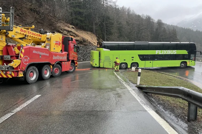 Maloja GR - Malojastrasse wegen eines Reisebusses zweieinhalb Stunden gesperrt