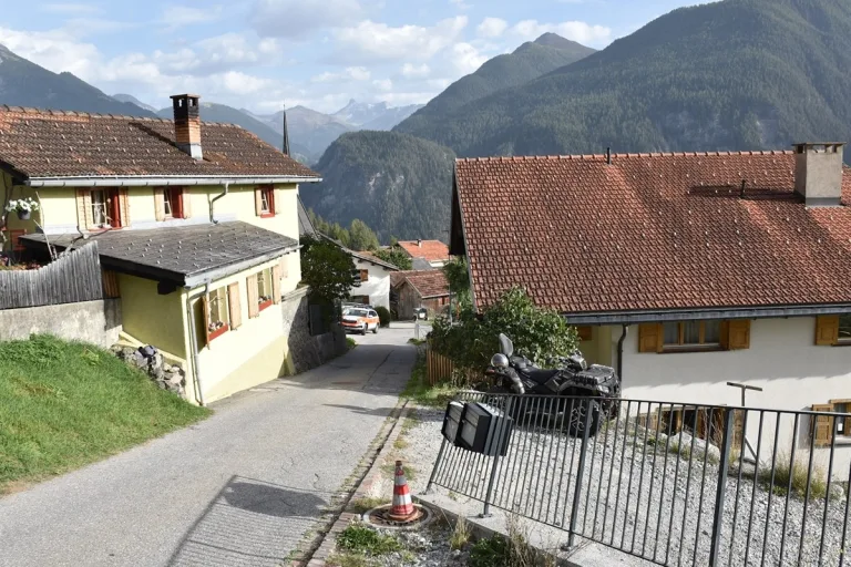 Alvaneu Dorf GR - Quad in Linkskurve überschlagen