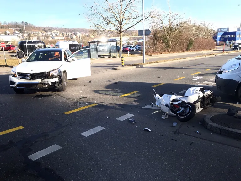 Stadt Schaffhausen – Massive Kollision zwischen Personenwagen und Roller