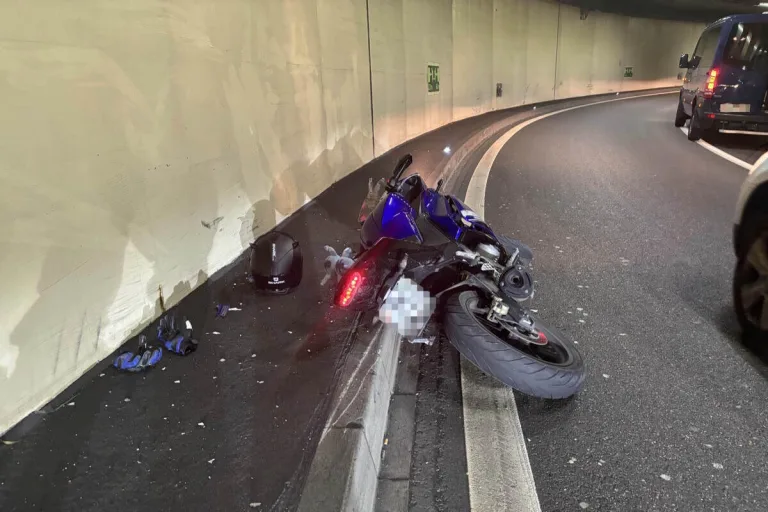St.Gallen - 17-jährige Motorradfahrerin im Schorentunnel verunfallt