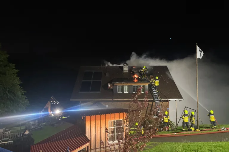 Aufwändige Löscharbeiten in Weissbad AI  - Dachstockbrand in Wohnhaus