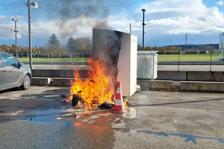 Egerkingen SO - Toitoi-Häuschen nach Brand zerstört 