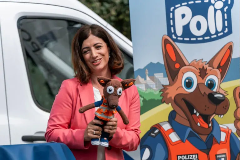 Luzerner Polizei stellt neuen Verkehrsbegleiter für Kinder vor