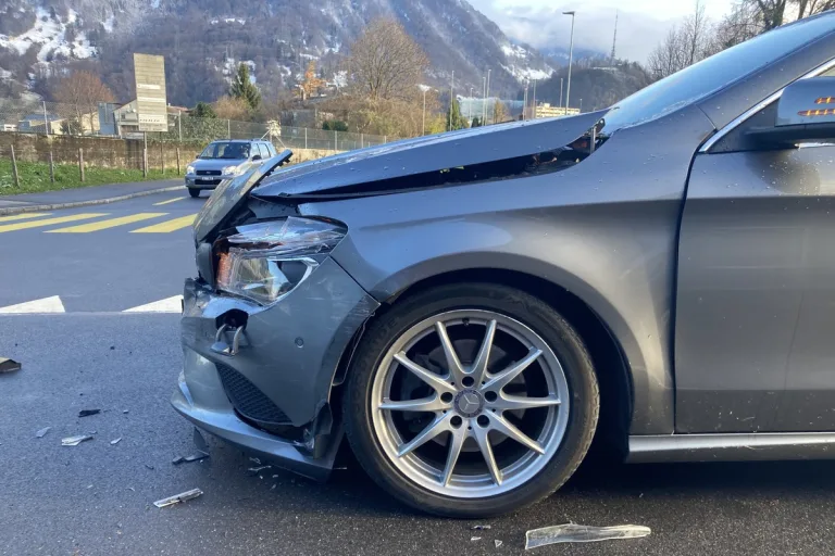 Unfall in Niederurnen GL - Vortrittsberechtigtes Auto übersehen 