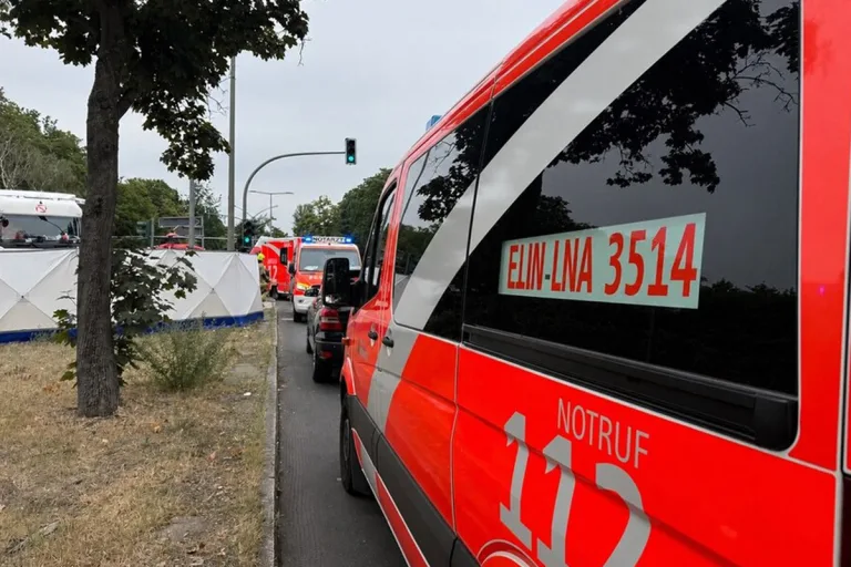 Berlin – Radfahrerin bei Unfall mit Lkw lebensgefährlich verletzt