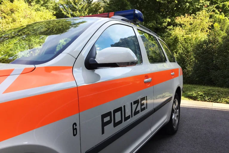 Mitlödi GL - Kollision zwischen einem Auto und einem Fahrrad 