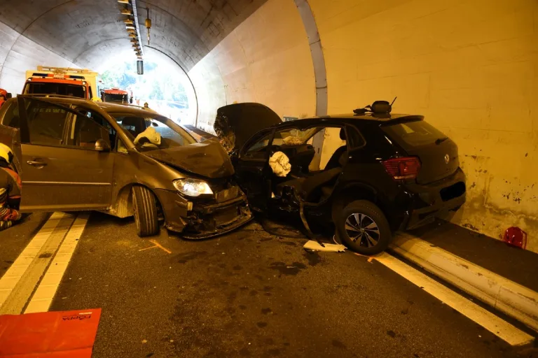 Zillis GR - Heftige Frontakollision im Tunnel mit mehreren Verletzten