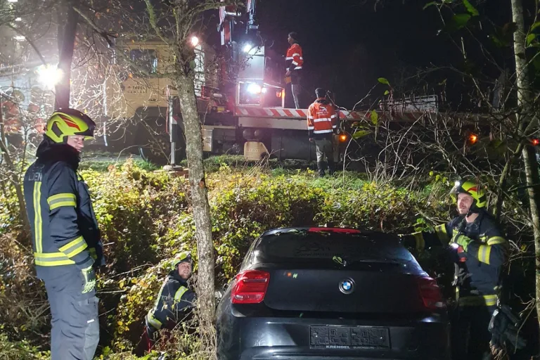 Fahrerflucht in Altenfelden OÖ – Pkw landet bei Unfall im Bach
