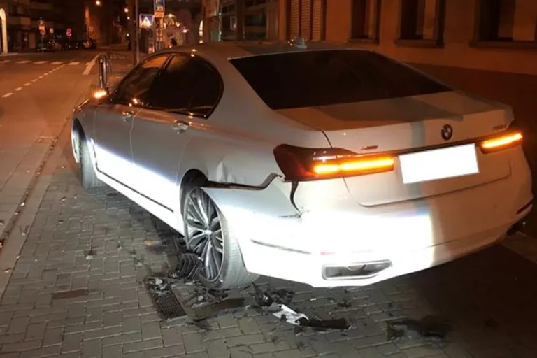 Worms - BMW fährt nach Unfall davon