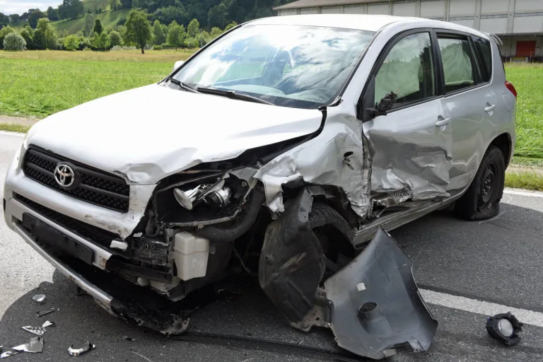Unfall in Zell LU – Kollision mit drei beteiligten Autos fordert acht verletzte Personen