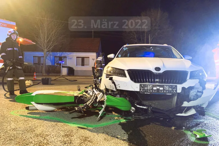 Großpetersdorf  – Betrunken mit Motorrad in PKW gekracht