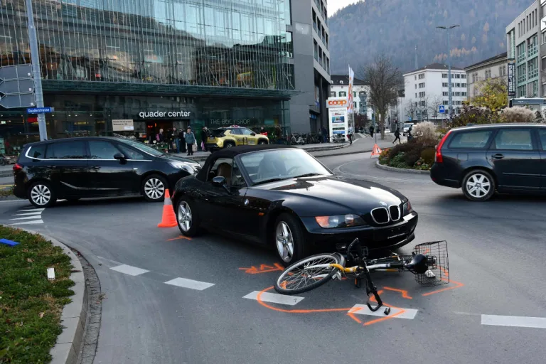 Chur GR – Radfahrer im Kreisel angefahren