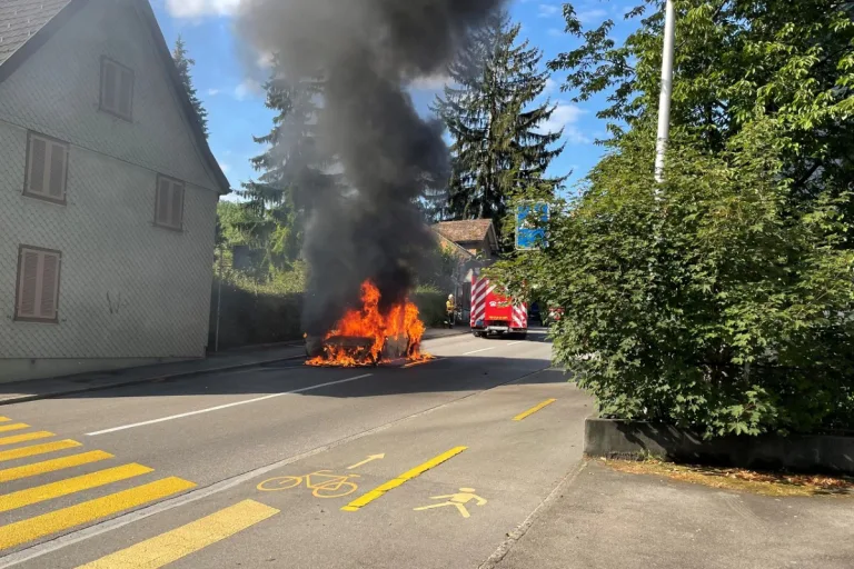 Kreuzlingen TG - Auto fängt während der Fahrt zu brennen an!