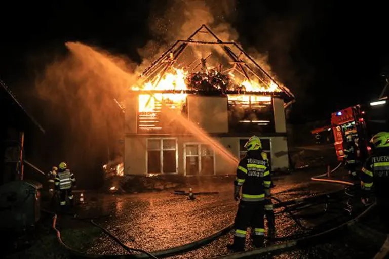 Kleinlobming - Wirtschaftsgebäude stand in Vollbrand