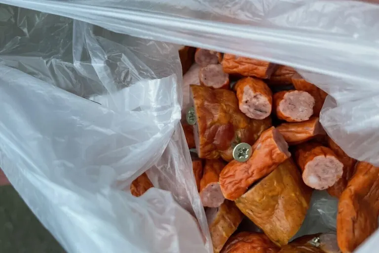Harrislee SH - Mehrere Wurststücke mit Schrauben präpariert