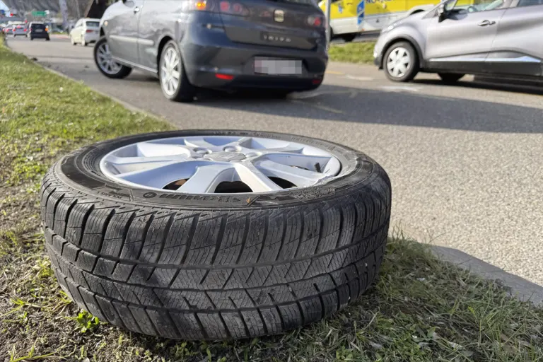 St.Gallen SG – Kollision mit Lastwagen reisst Autorad ab