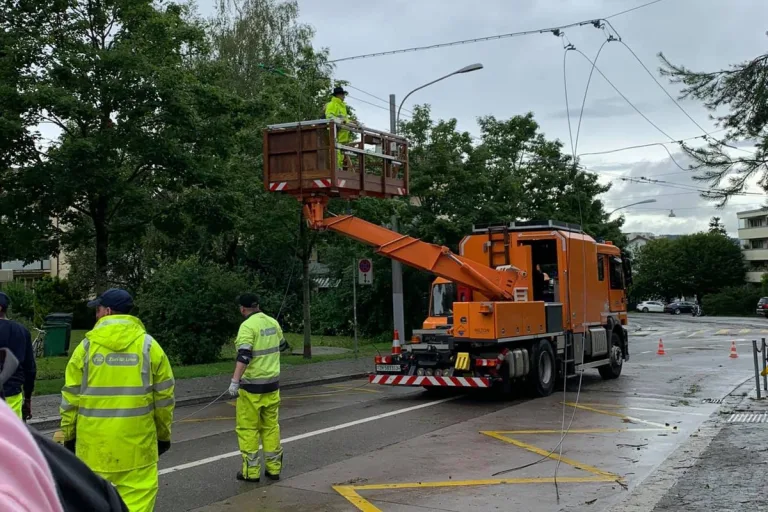 Schwere Sturmschäden in Zürich - Tram- und Busbetrieb wieder fast normalisiert