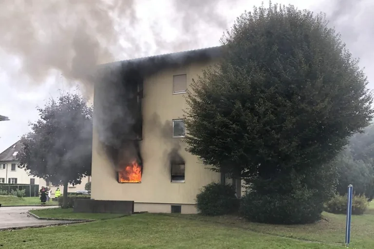 Oberentfelden AG - Vier Personen nach Wohnungsbrand im Spital