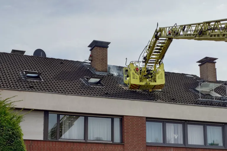 Ratingen NW – Schwelbrand im Dachbereich
