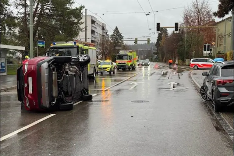 Winterthur ZH – Auto nach Unfall umgekippt