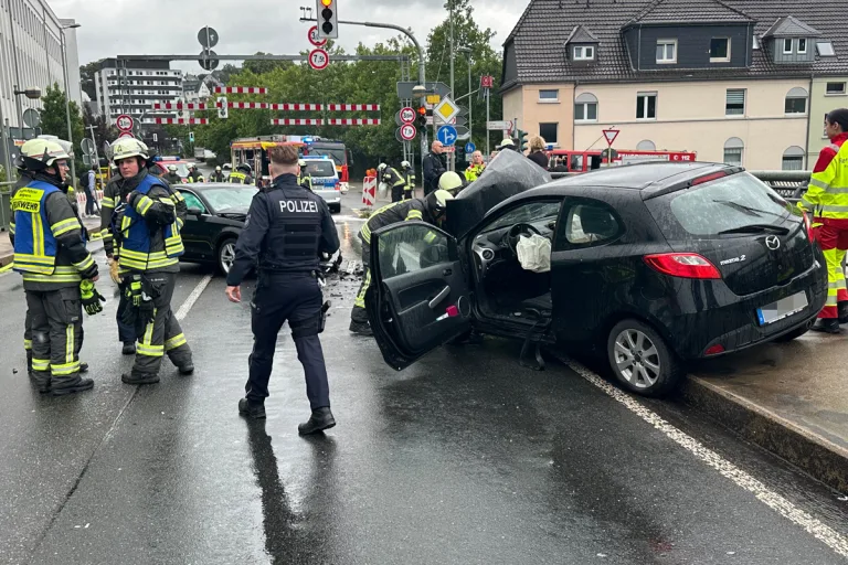 Wetter (Ruhr) NW – Zwei Verletzte und Fahrzeugbrand nach Unfall