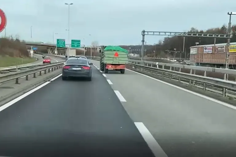 A4 Schaffhausen – Traktor mit Anhänger auf Autostrasse 