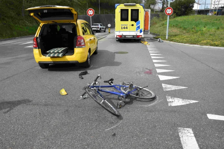 Uzwil SG - Verunfallter Velofahrer am Kopf verletzt!